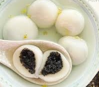 Black sesame filled glutinous rice balls (黑芝麻湯圓)