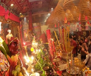 Inside the temple (在廟宇拜神)