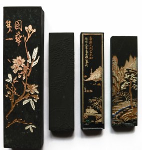 Back view (from the left): 'Tiě zhāi wēng' (鐵齋翁), 'Huángshān sōng yān' (黃山松煙), 'Dà hǎo shān shuǐ' (大好山水), 'Jìn sōng zhī fēng' (勁松迎風)